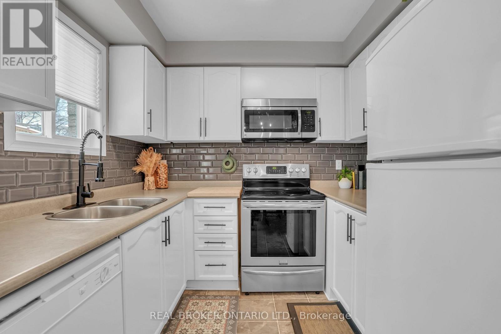 389 Ferndale Drive S, Barrie, ON - Indoor Photo Showing Kitchen With Double Sink