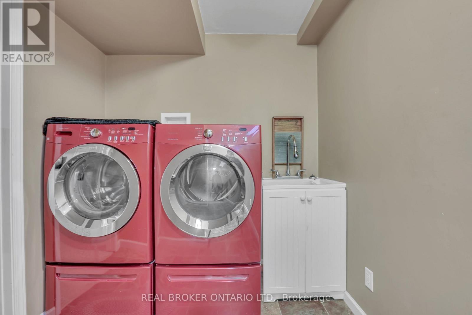 389 Ferndale Drive S, Barrie, ON - Indoor Photo Showing Laundry Room