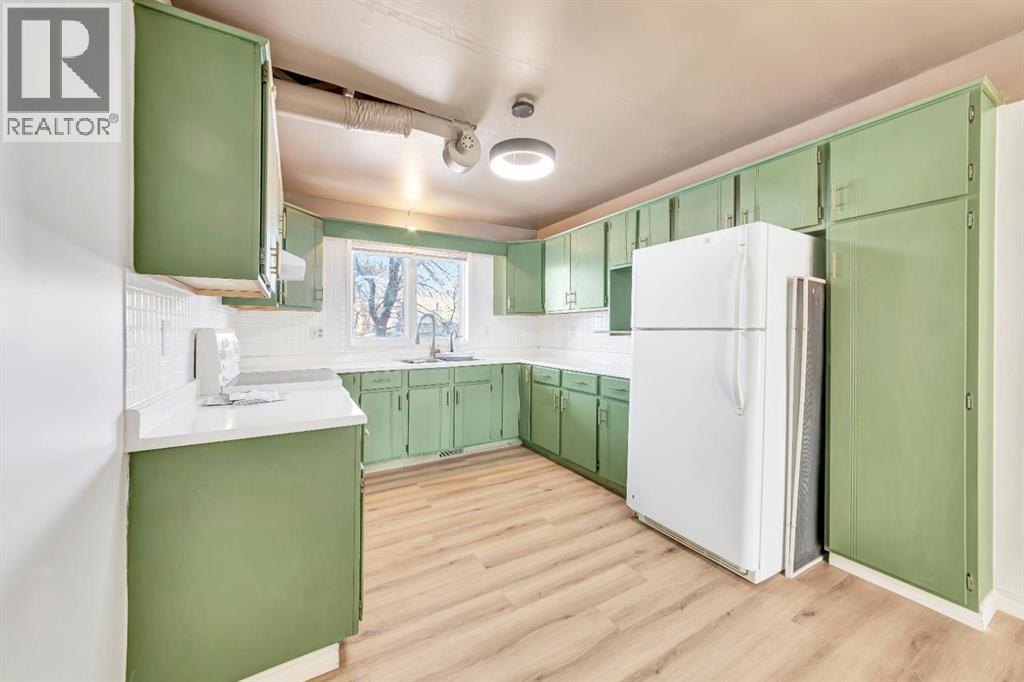 5703 31 Street, Lloydminster, AB - Indoor Photo Showing Kitchen