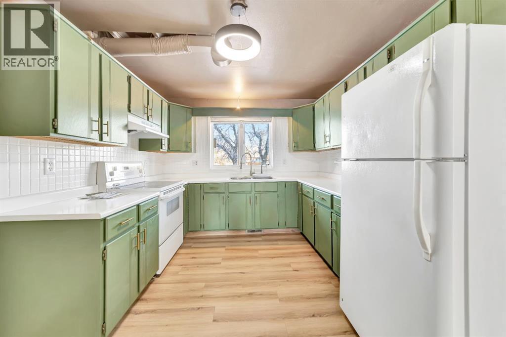 5703 31 Street, Lloydminster, AB - Indoor Photo Showing Kitchen