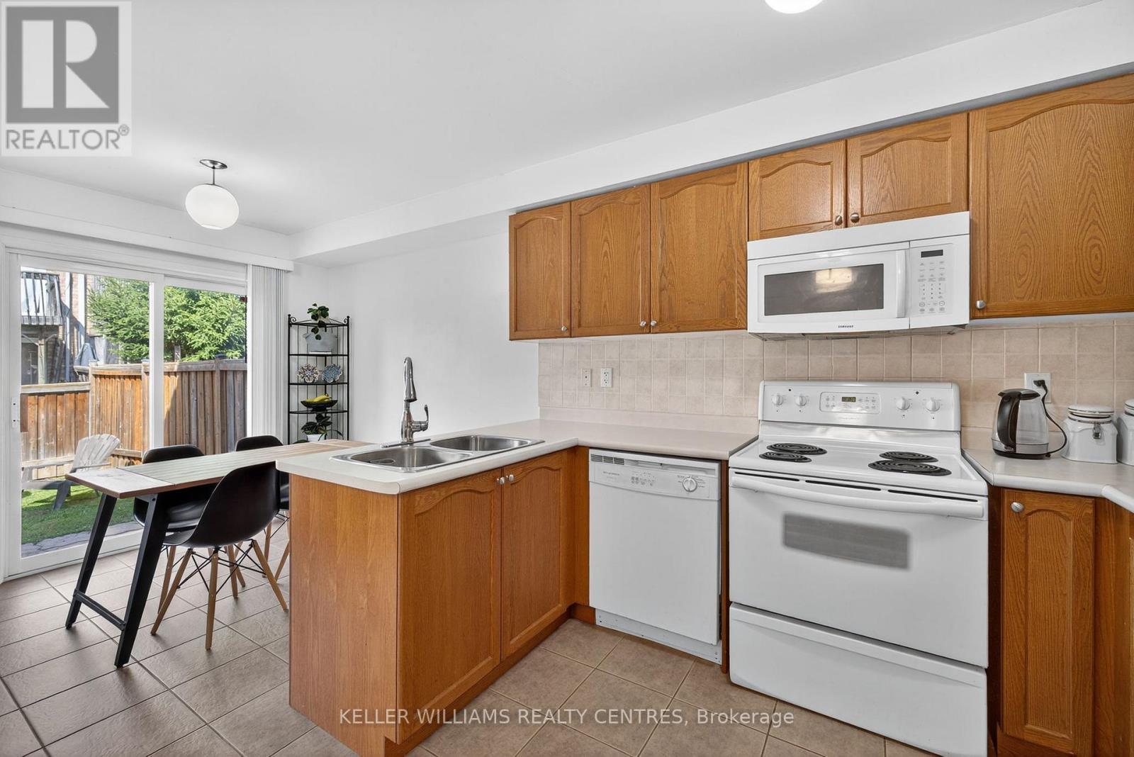 70 Burgess Crescent, Newmarket, ON - Indoor Photo Showing Kitchen With Double Sink