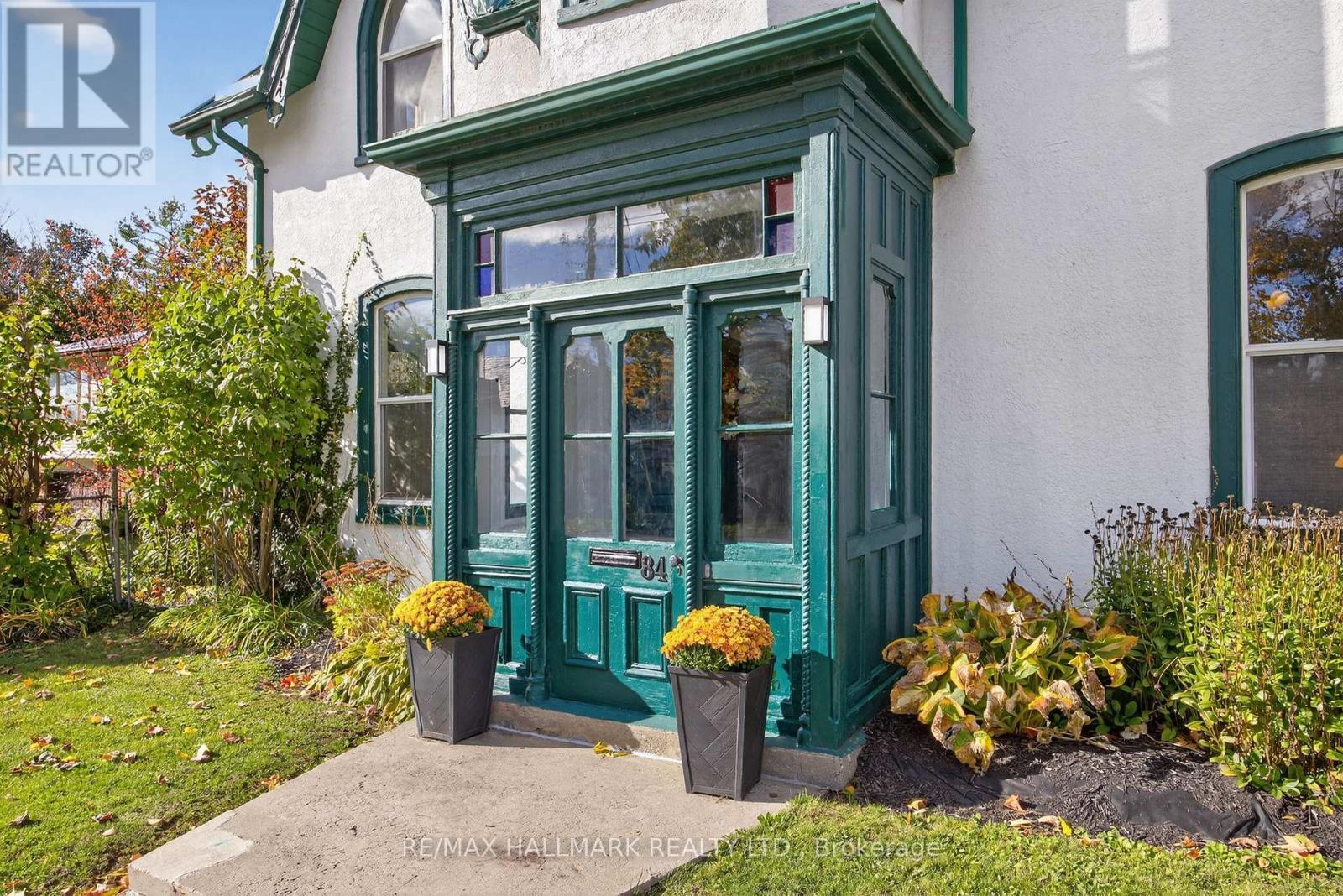 84 Wellington Street E, Barrie, ON - Outdoor