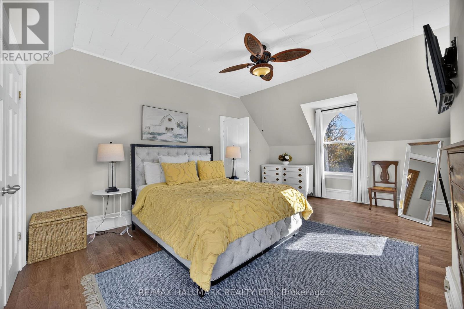 84 Wellington Street E, Barrie, ON - Indoor Photo Showing Bedroom