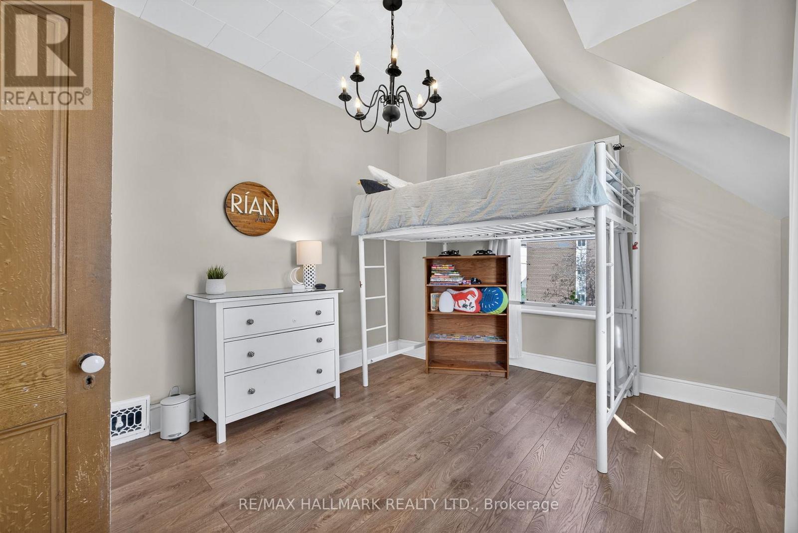 84 Wellington Street E, Barrie, ON - Indoor