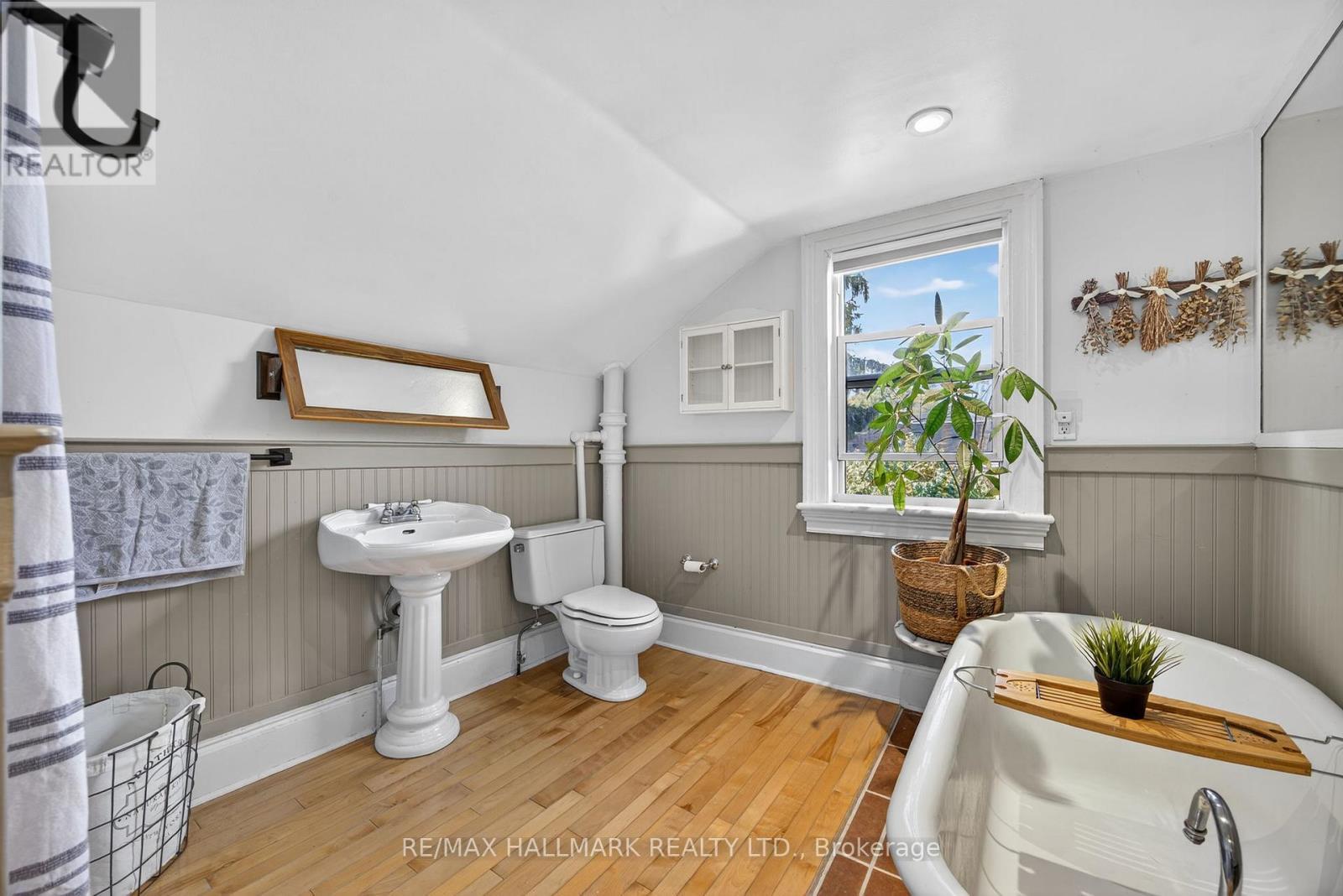 84 Wellington Street E, Barrie, ON - Indoor Photo Showing Bathroom