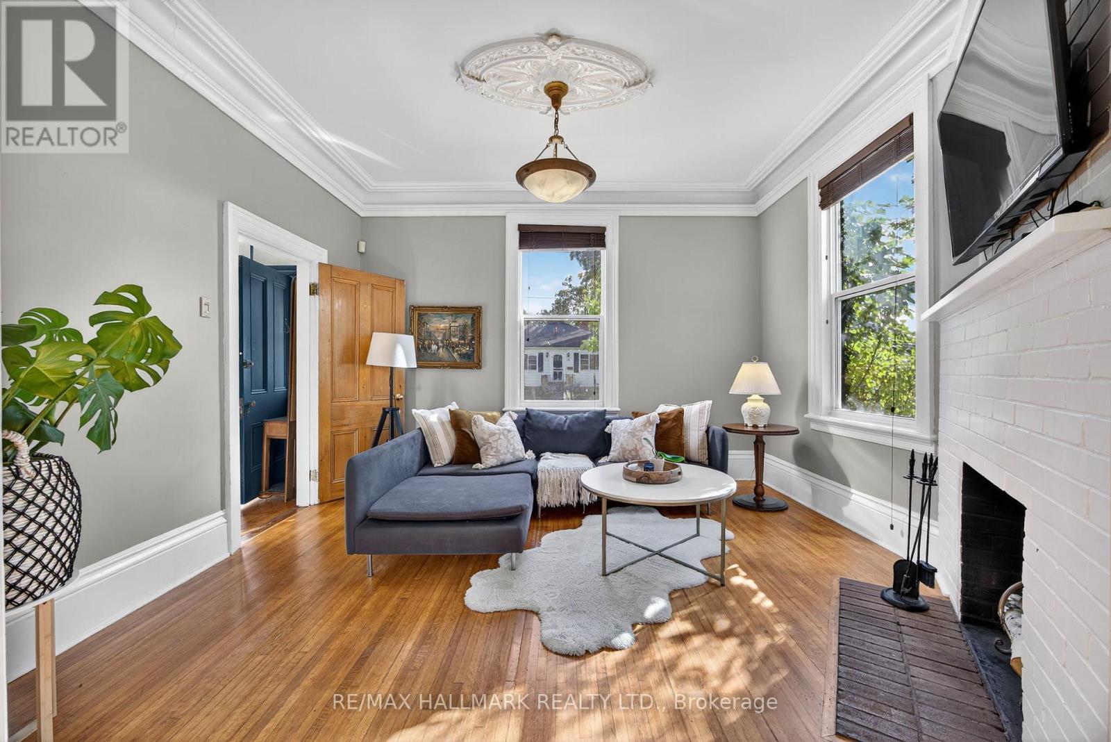 84 Wellington Street E, Barrie, ON - Indoor Photo Showing Living Room