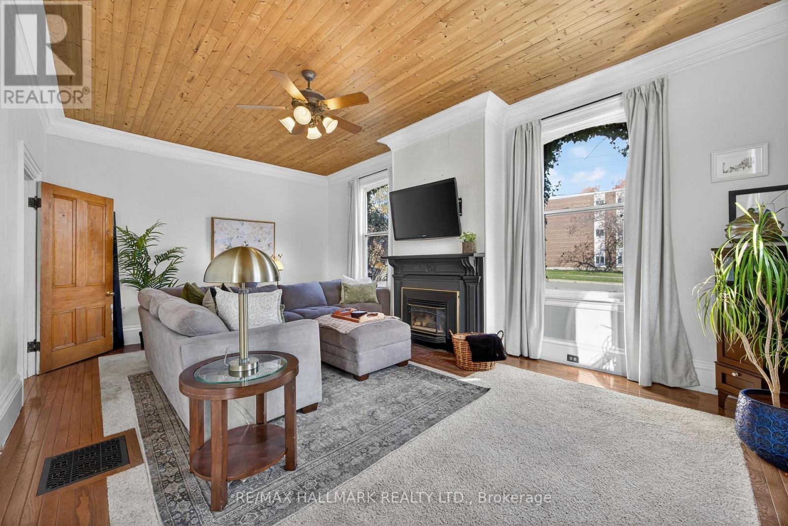 84 Wellington Street E, Barrie, ON - Indoor Photo Showing Living Room With Fireplace