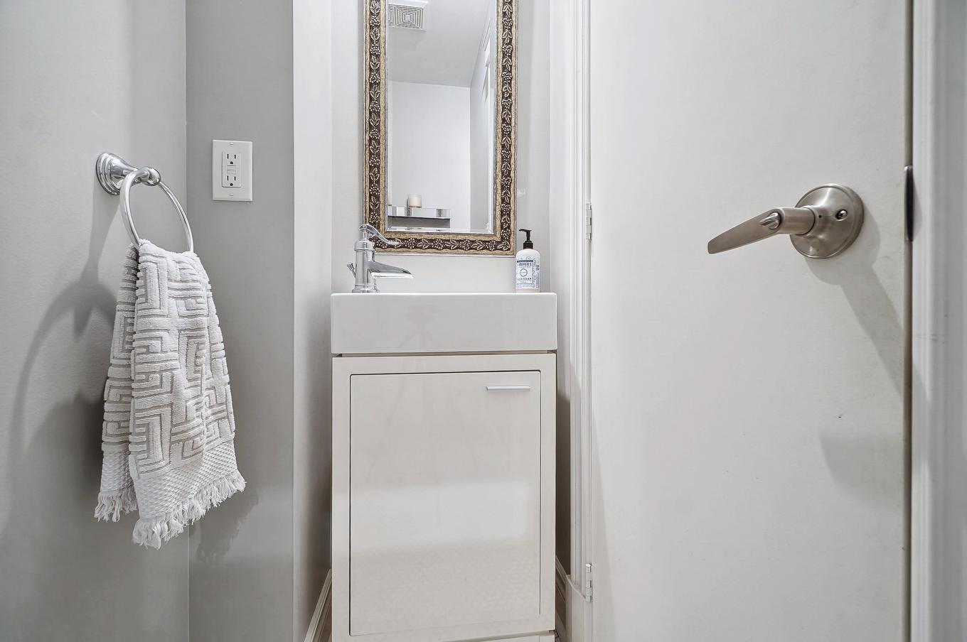 Powder room - 1431 Ch. Canora, Mont-Royal, QC - Indoor Photo Showing Bathroom