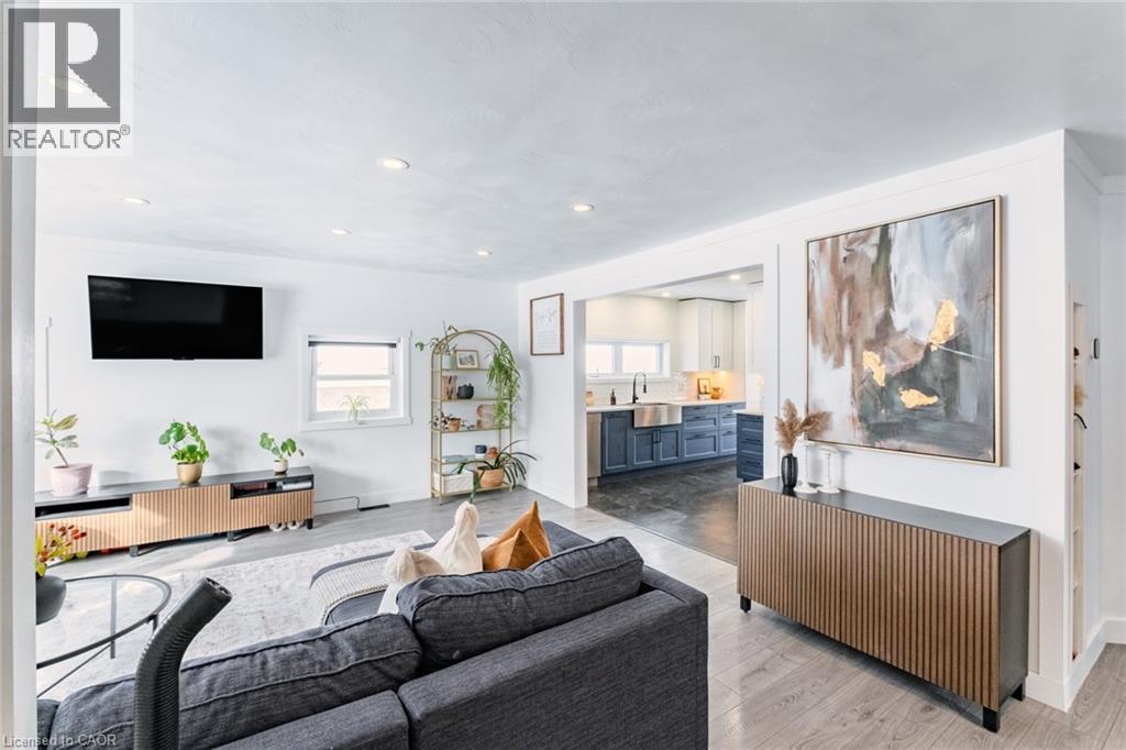 79 Wood Street, Brantford, ON - Indoor Photo Showing Living Room