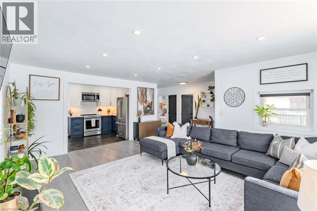 79 Wood Street, Brantford, ON - Indoor Photo Showing Living Room