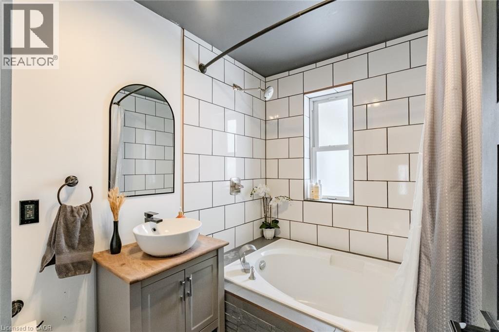 79 Wood Street, Brantford, ON - Indoor Photo Showing Bathroom