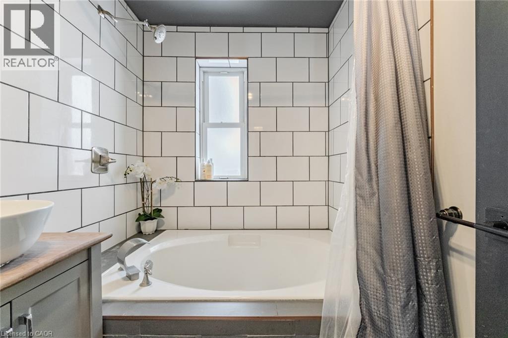 79 Wood Street, Brantford, ON - Indoor Photo Showing Bathroom