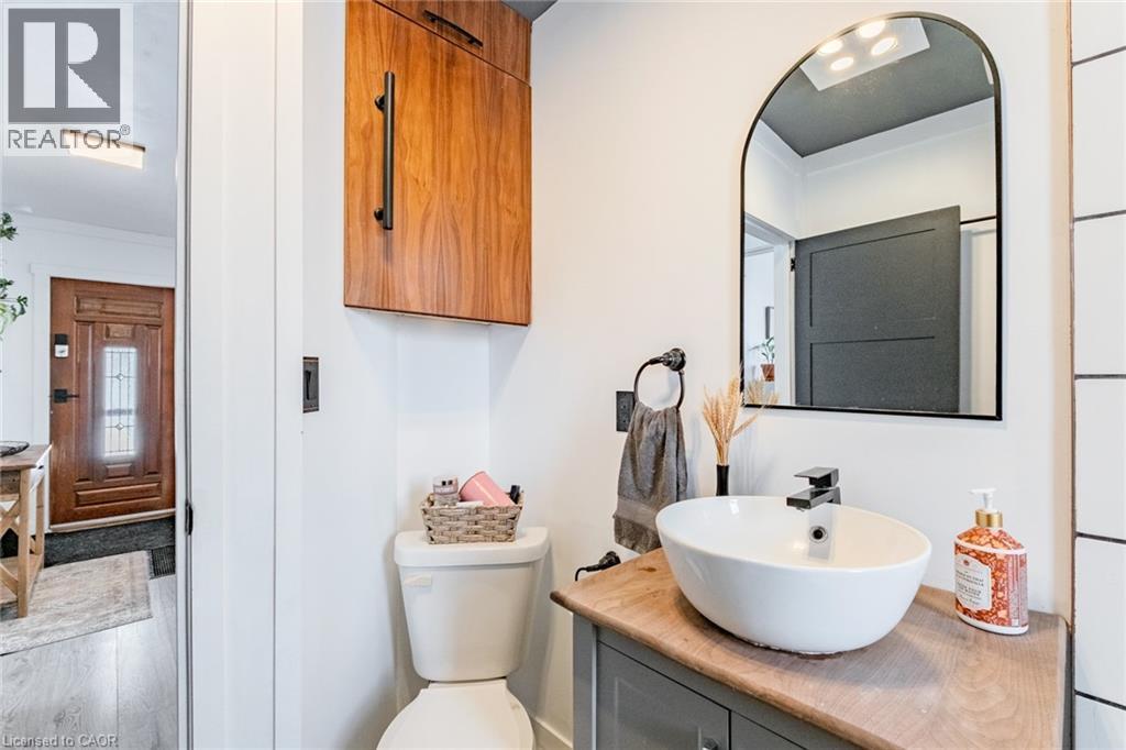 79 Wood Street, Brantford, ON - Indoor Photo Showing Bathroom