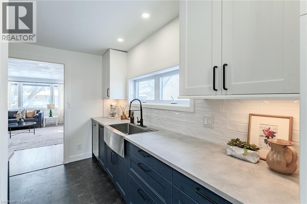 79 Wood Street, Brantford, ON - Indoor Photo Showing Kitchen With Upgraded Kitchen