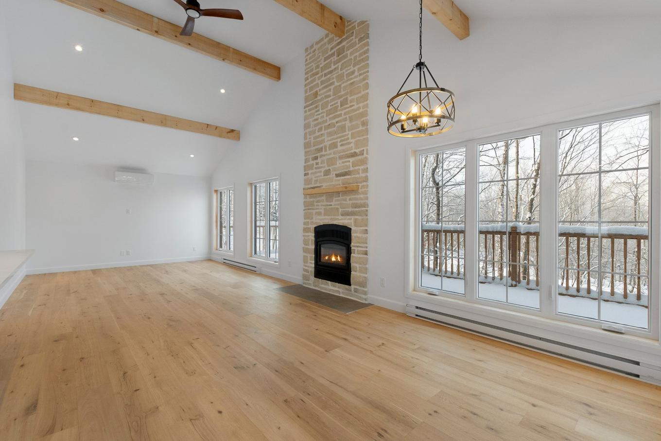 Salle à manger - 125 Rue Paulsen, Sainte-Agathe-Des-Monts, QC - Indoor With Fireplace