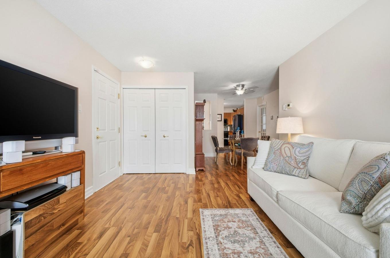 Vue d'ensemble - 4-290 Boul. Maisonneuve, Gatineau (Hull), QC - Indoor Photo Showing Living Room