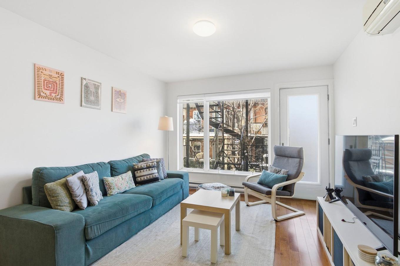 Living room - 301-2487 Rue Champagne, Montréal (Ville-Marie), QC - Indoor Photo Showing Living Room