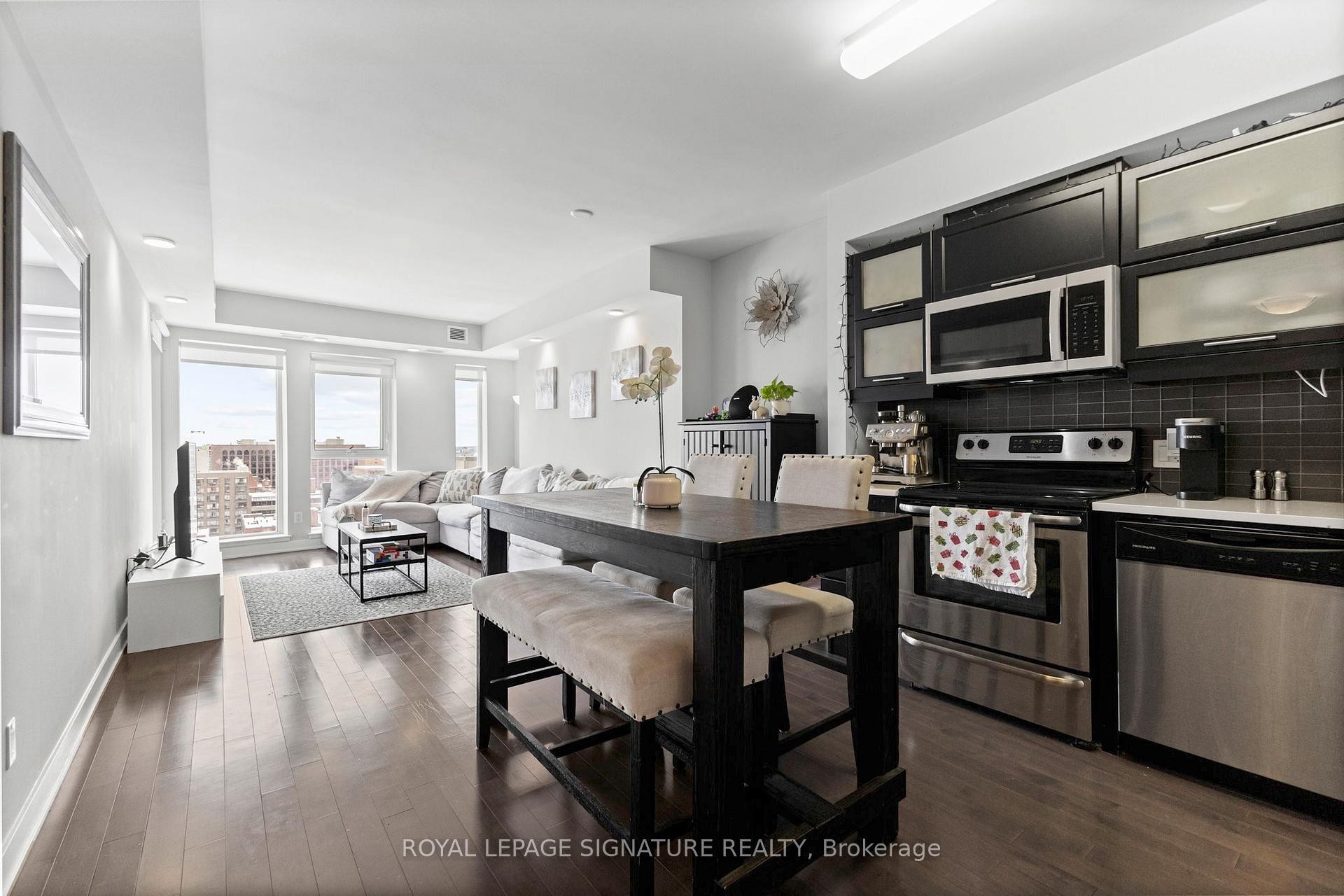 1307-40 Nepean Street, Ottawa Centre, ON - Indoor Photo Showing Kitchen With Stainless Steel Kitchen