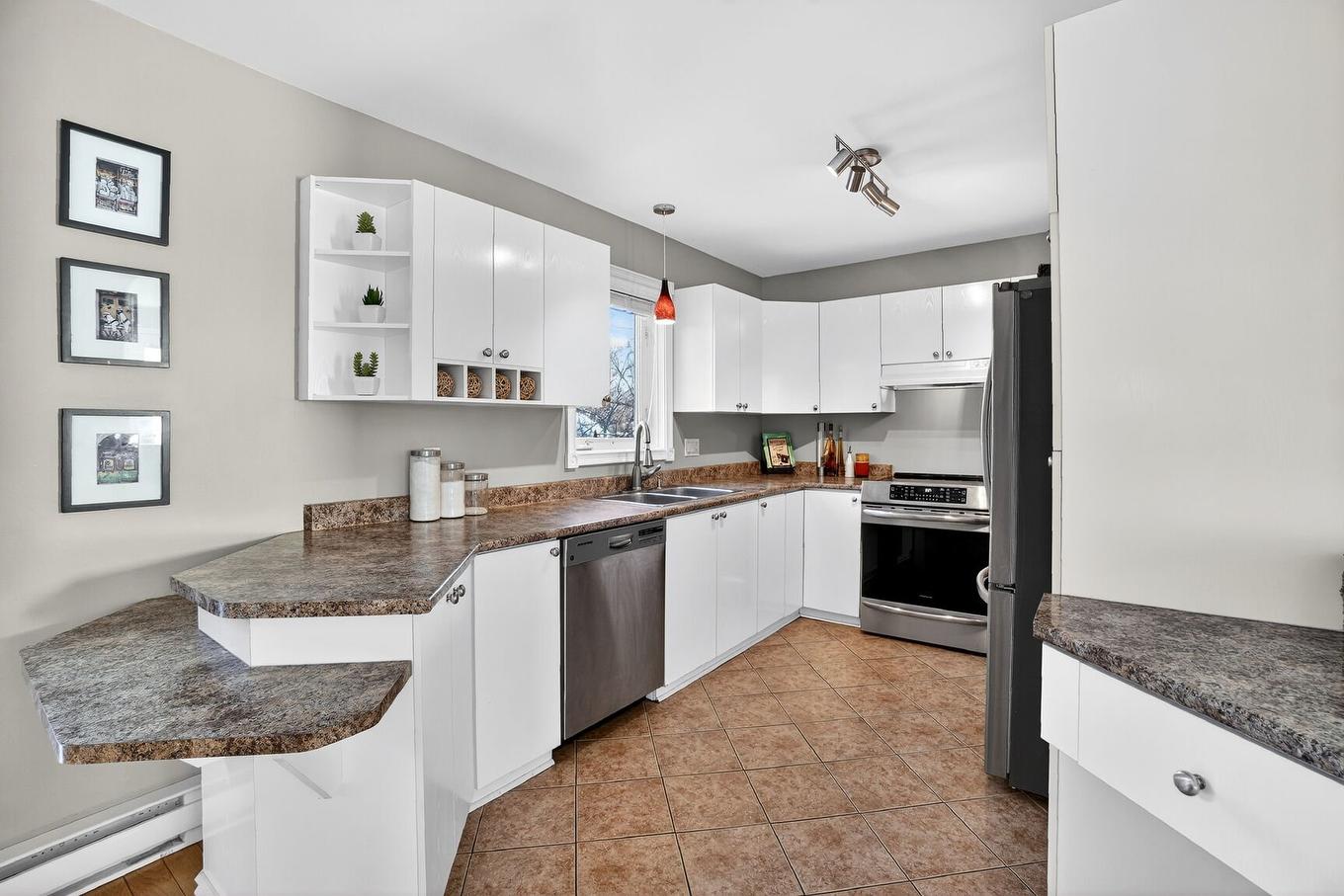 Cuisine - 13715 Rue Du Noroît, Mirabel, QC - Indoor Photo Showing Kitchen With Double Sink
