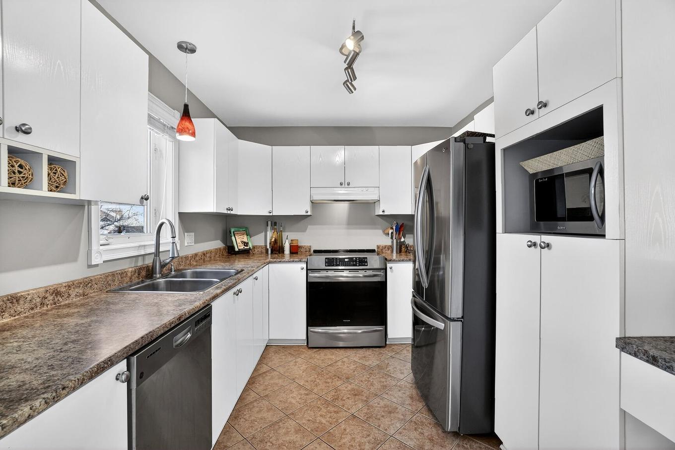 Cuisine - 13715 Rue Du Noroît, Mirabel, QC - Indoor Photo Showing Kitchen With Double Sink