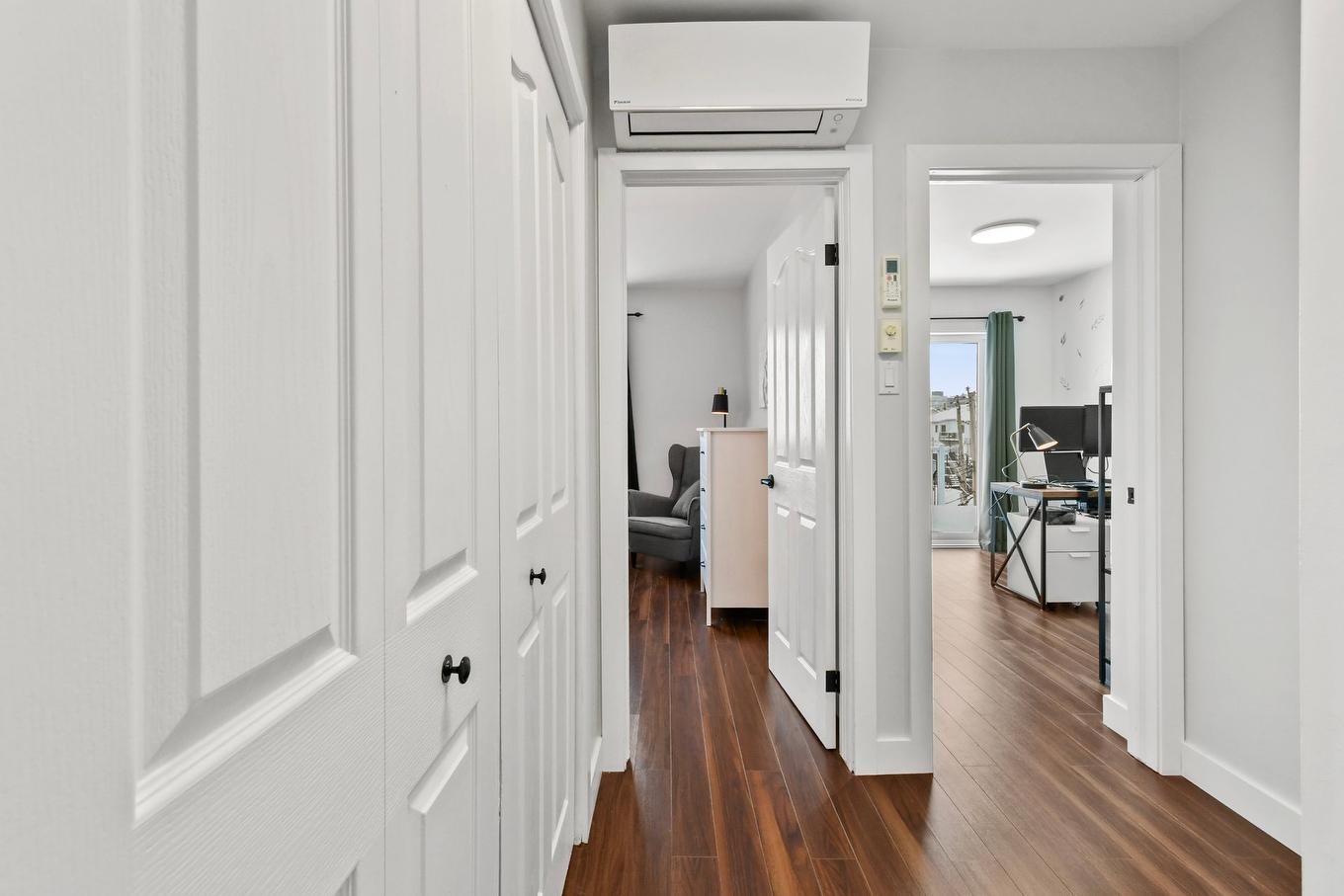 Interior - 15877 Rue Victoria, Montréal (Rivière-Des-Prairies/Pointe-Aux-Trembles), QC - Indoor Photo Showing Other Room