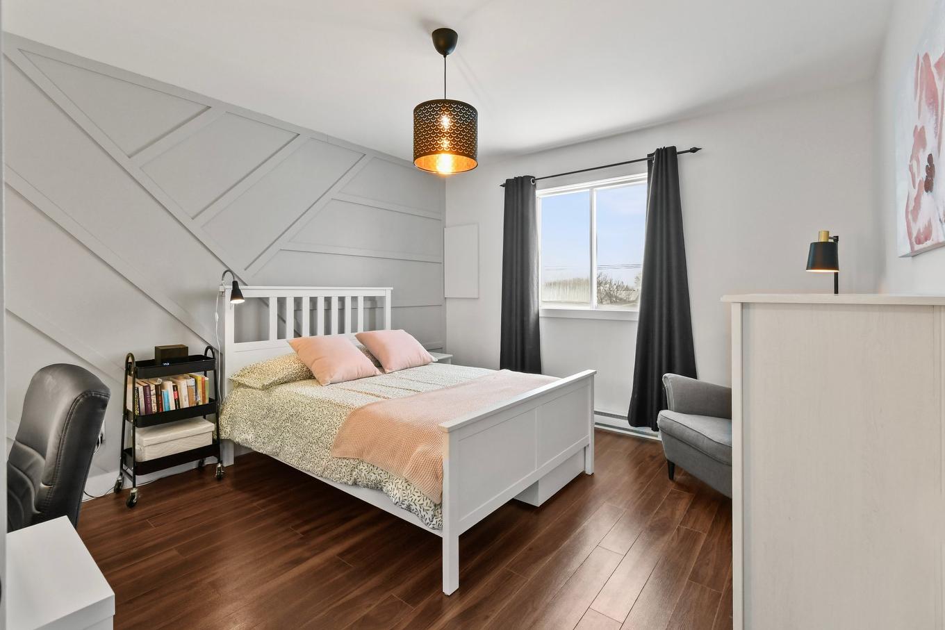 Primary bedroom - 15877 Rue Victoria, Montréal (Rivière-Des-Prairies/Pointe-Aux-Trembles), QC - Indoor Photo Showing Bedroom