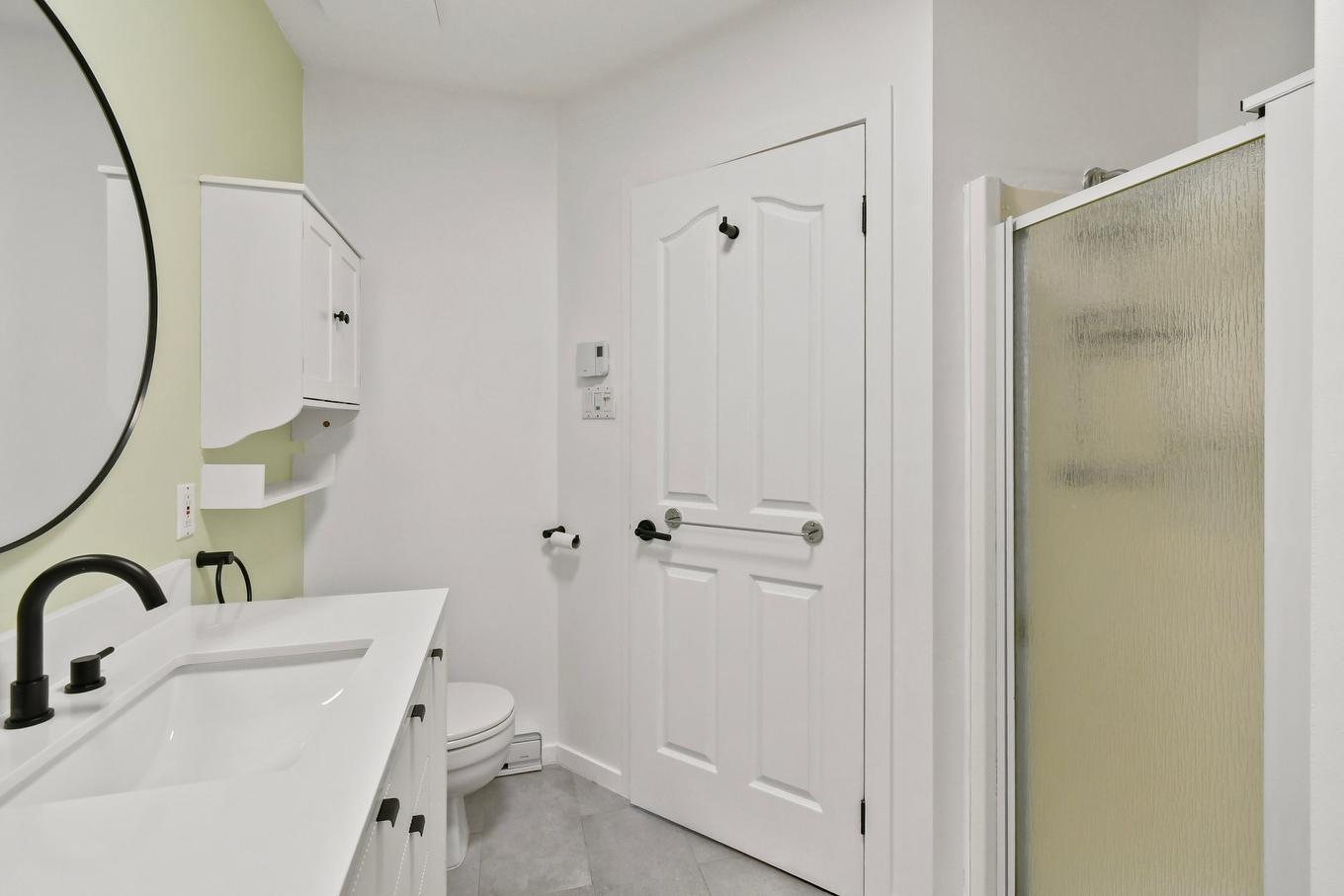 Bathroom - 15877 Rue Victoria, Montréal (Rivière-Des-Prairies/Pointe-Aux-Trembles), QC - Indoor Photo Showing Bathroom