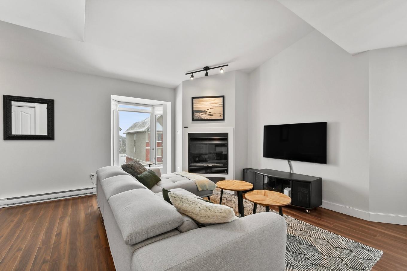 Living room - 15877 Rue Victoria, Montréal (Rivière-Des-Prairies/Pointe-Aux-Trembles), QC - Indoor Photo Showing Living Room With Fireplace