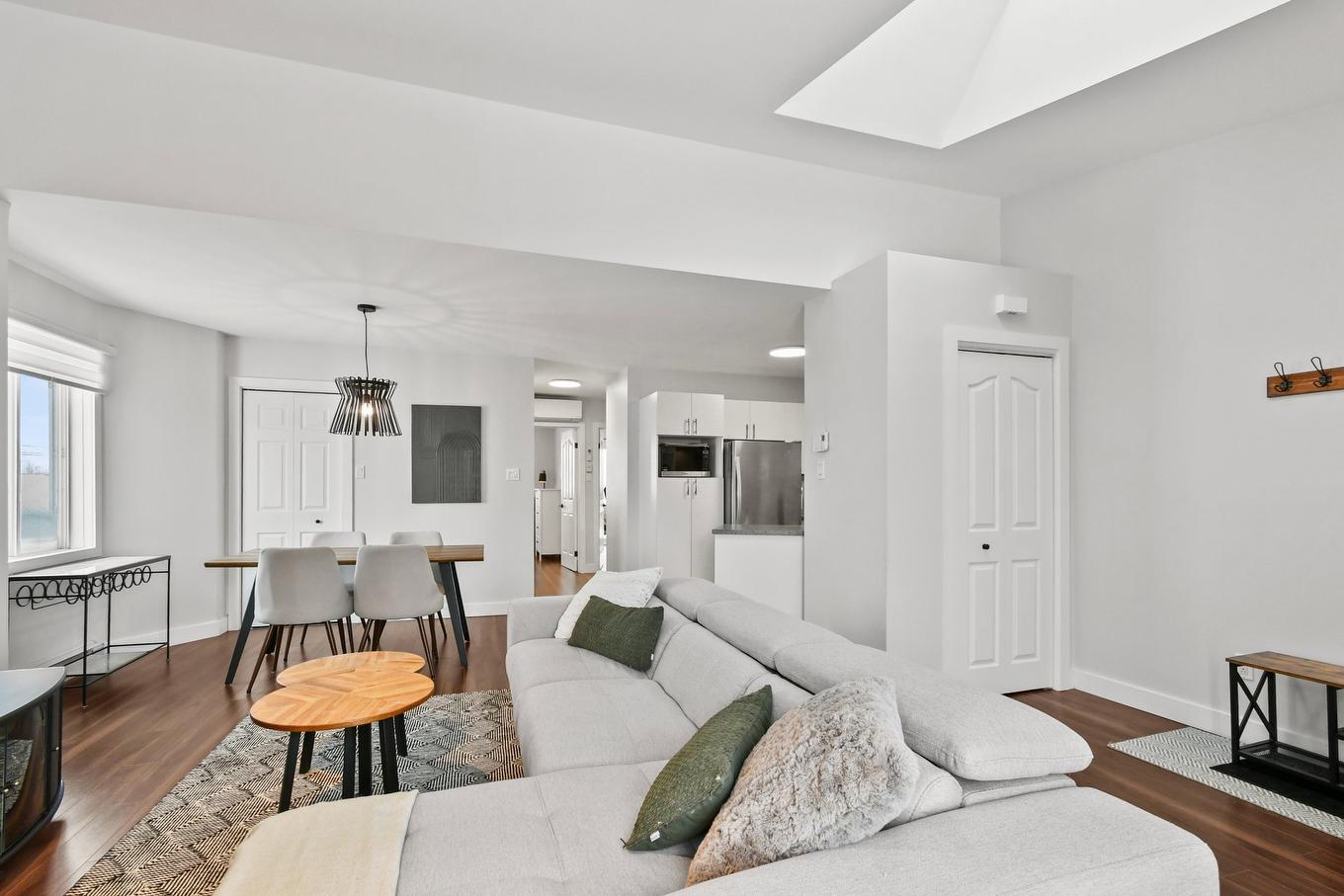 Overall view - 15877 Rue Victoria, Montréal (Rivière-Des-Prairies/Pointe-Aux-Trembles), QC - Indoor Photo Showing Living Room