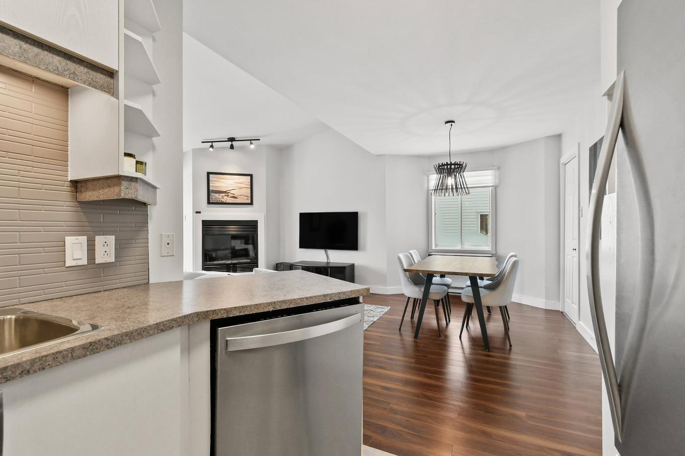 Kitchen - 15877 Rue Victoria, Montréal (Rivière-Des-Prairies/Pointe-Aux-Trembles), QC - Indoor Photo Showing Kitchen