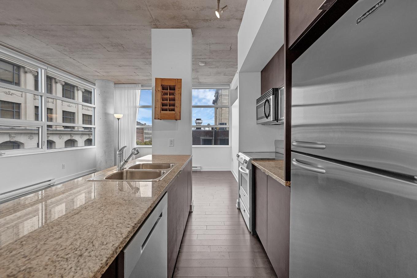 Cuisine - 405-630 Rue William, Montréal (Ville-Marie), QC - Indoor Photo Showing Kitchen With Double Sink
