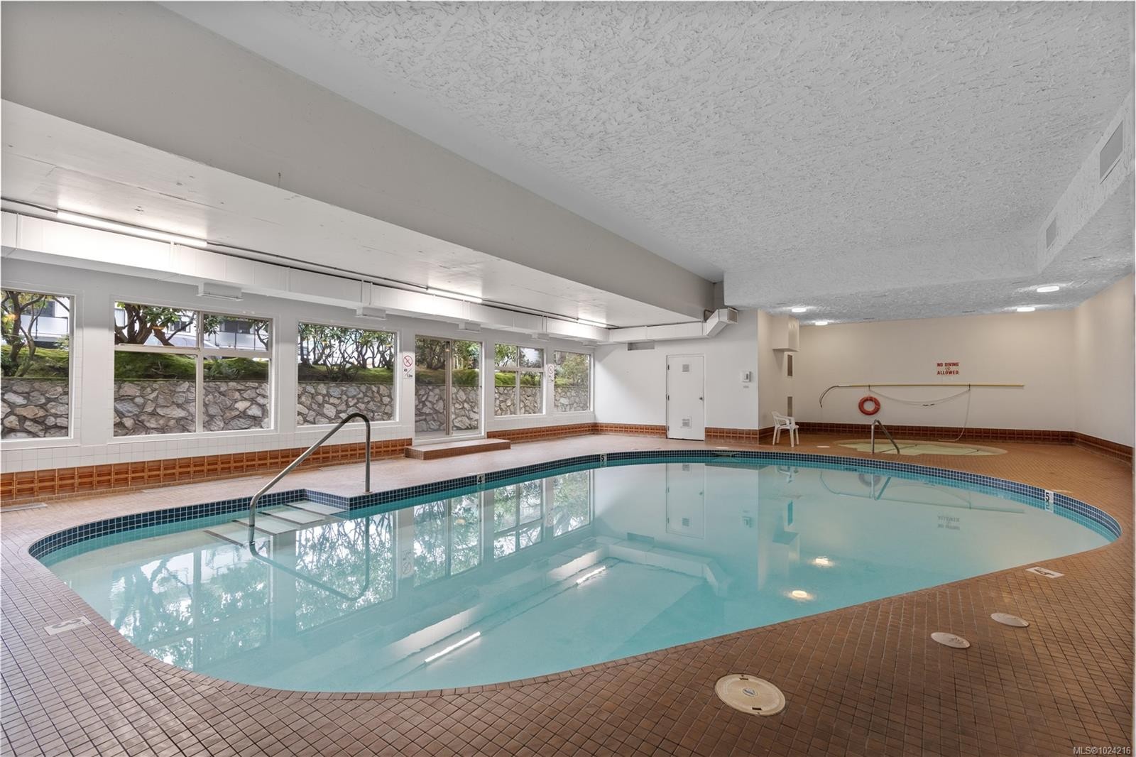 309-1419 Stadacona Ave, Victoria, BC - Indoor Photo Showing Other Room With In Ground Pool