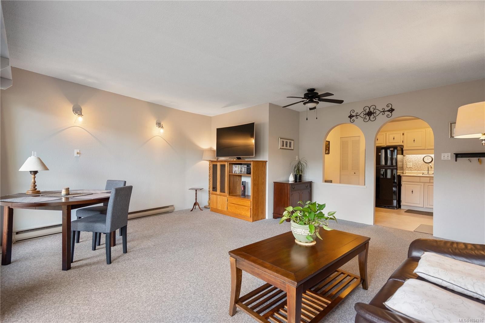 309-1419 Stadacona Ave, Victoria, BC - Indoor Photo Showing Living Room