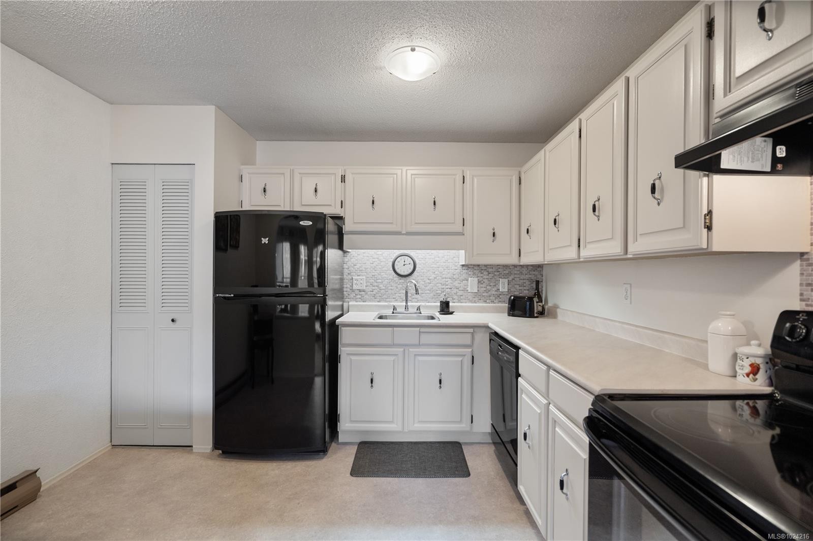 309-1419 Stadacona Ave, Victoria, BC - Indoor Photo Showing Kitchen