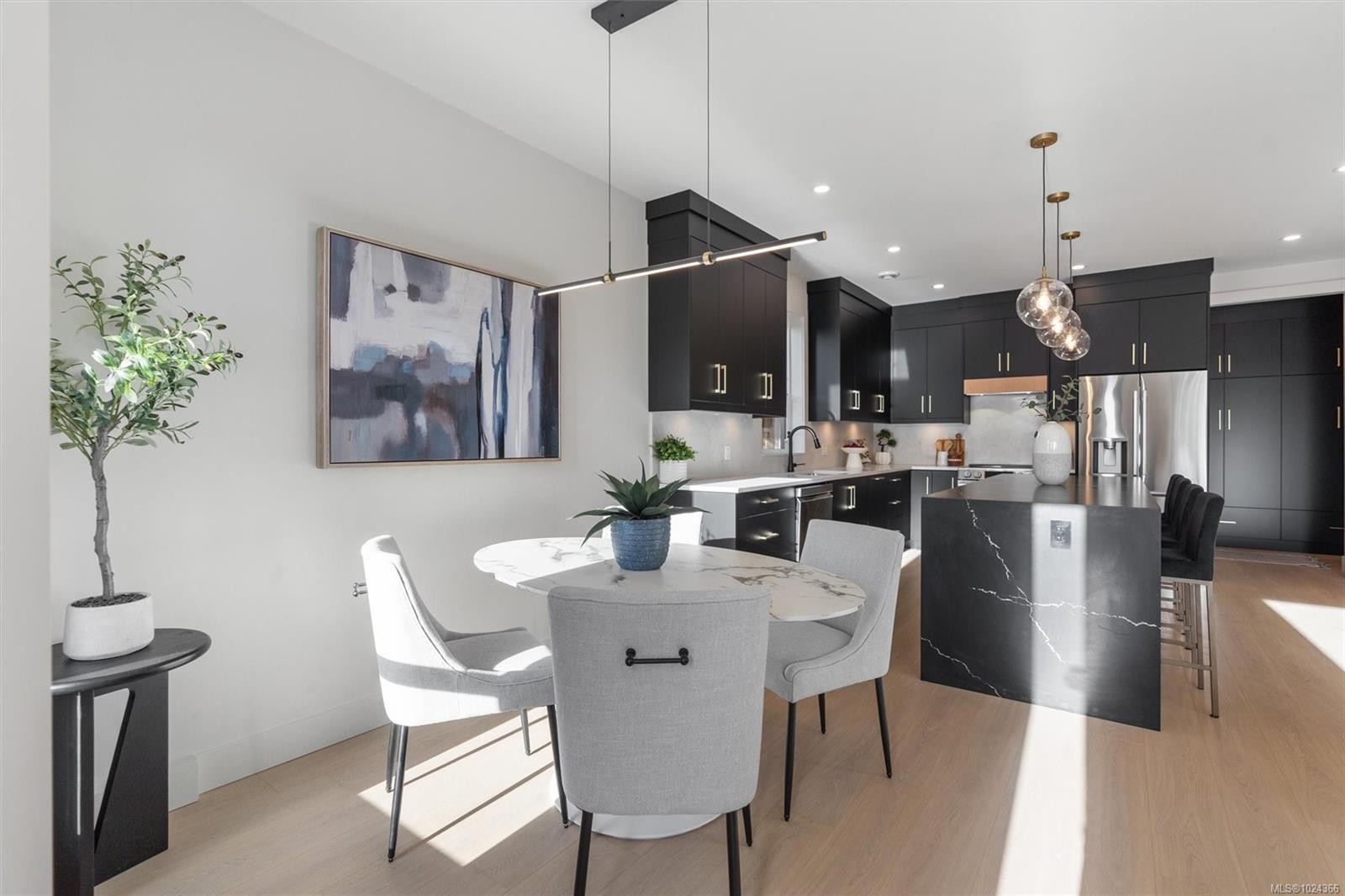 2-588 Whiteside St, Saanich, BC