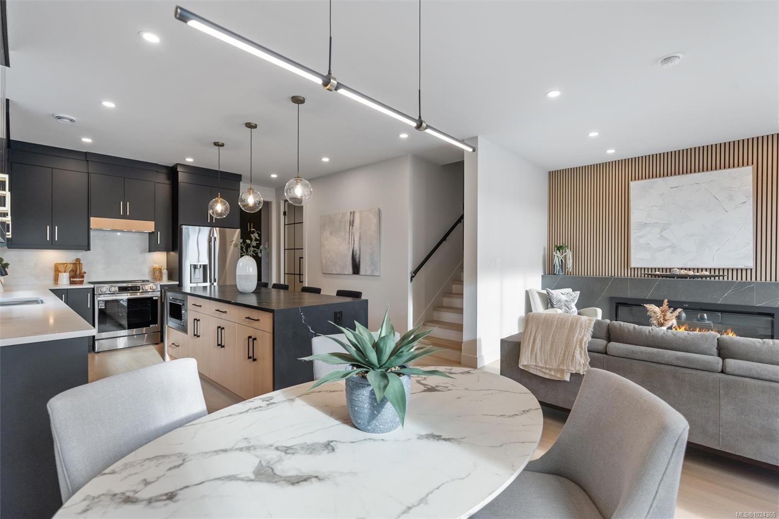 2-588 Whiteside St, Saanich, BC