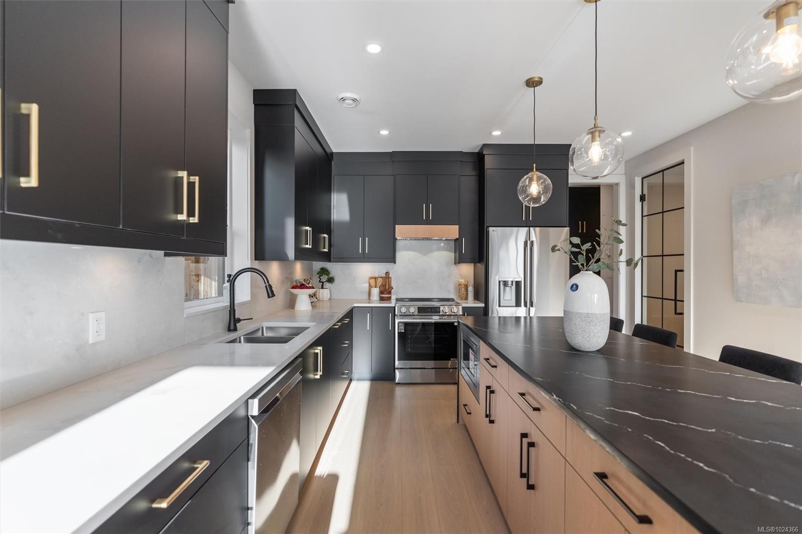 2-588 Whiteside St, Saanich, BC