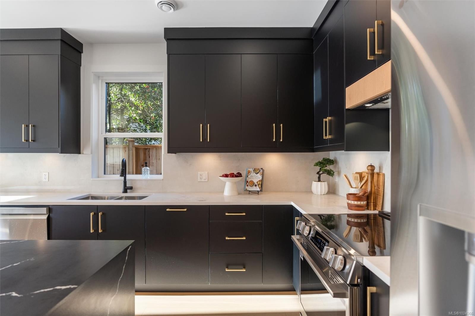 2-588 Whiteside St, Saanich, BC