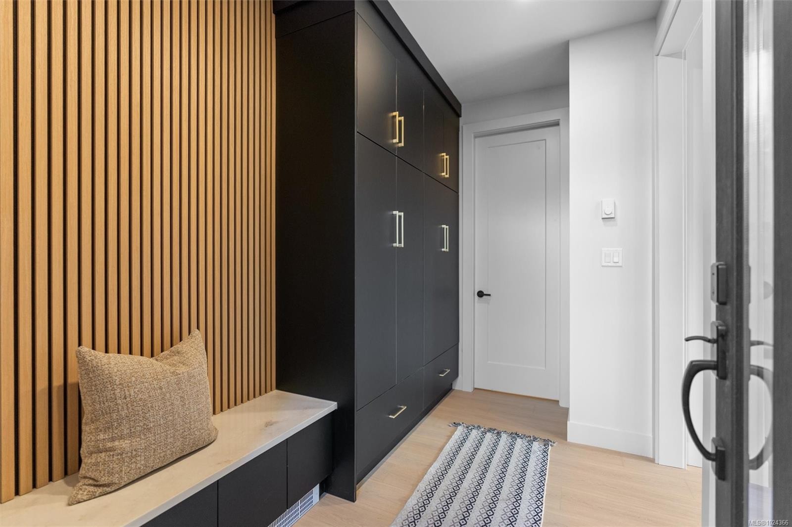 2-588 Whiteside St, Saanich, BC