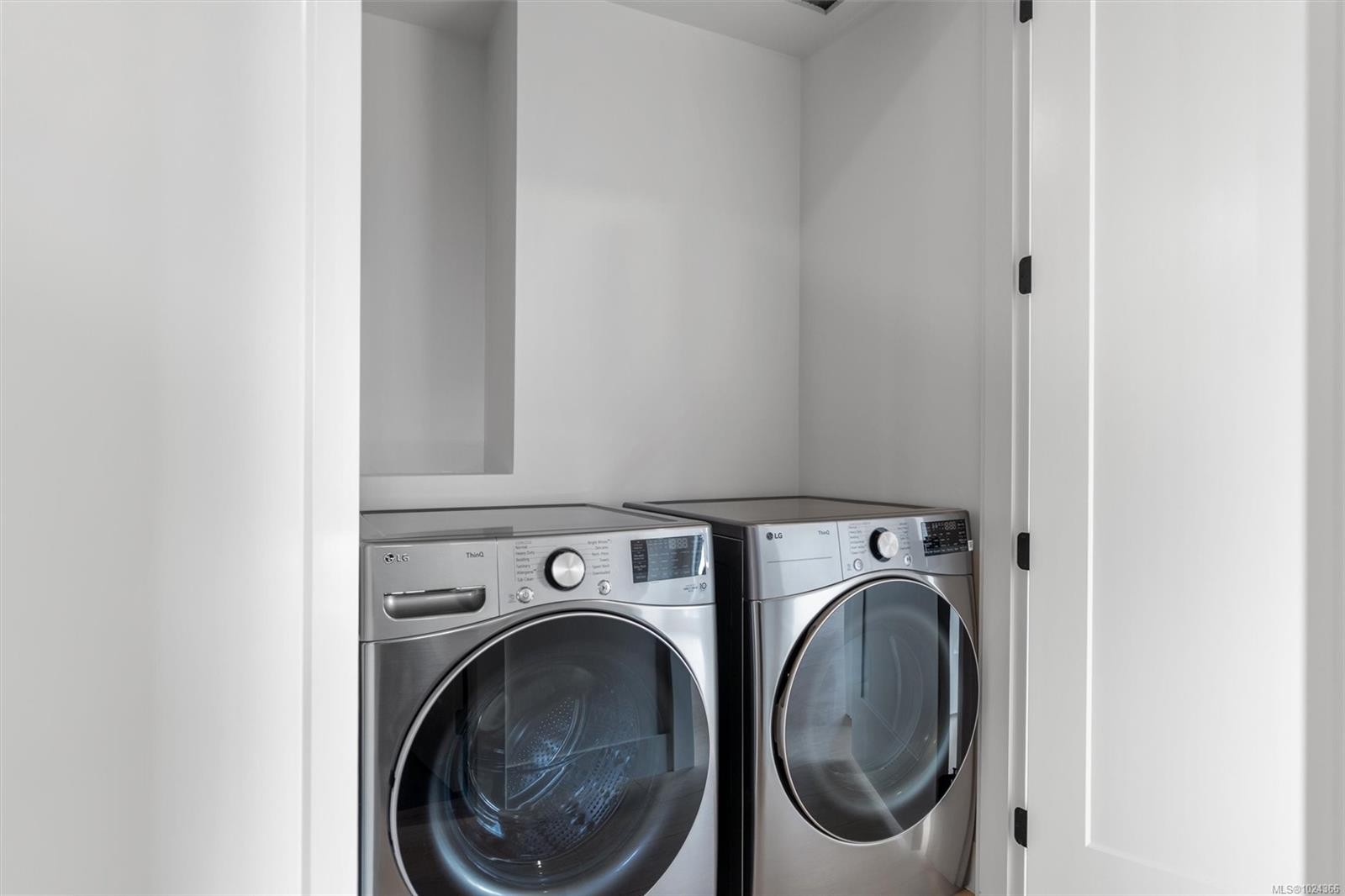 2-588 Whiteside St, Saanich, BC