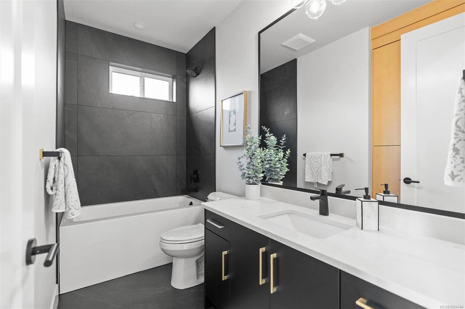 2-588 Whiteside St, Saanich, BC