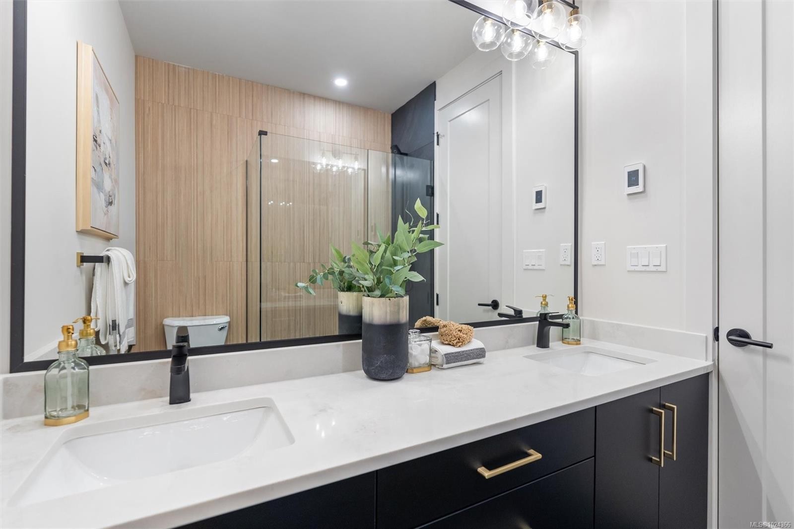 2-588 Whiteside St, Saanich, BC