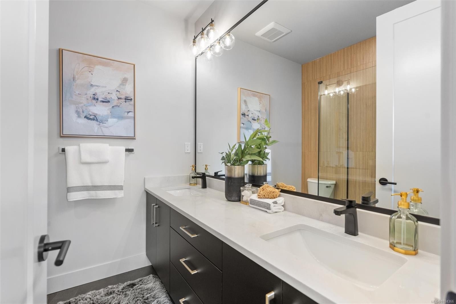 2-588 Whiteside St, Saanich, BC