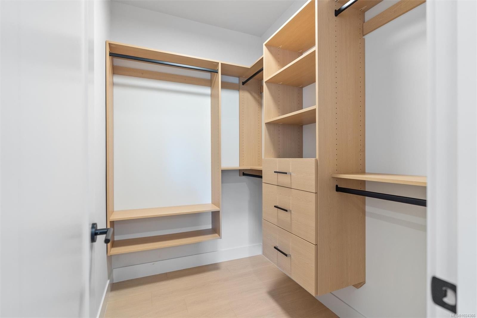 2-588 Whiteside St, Saanich, BC