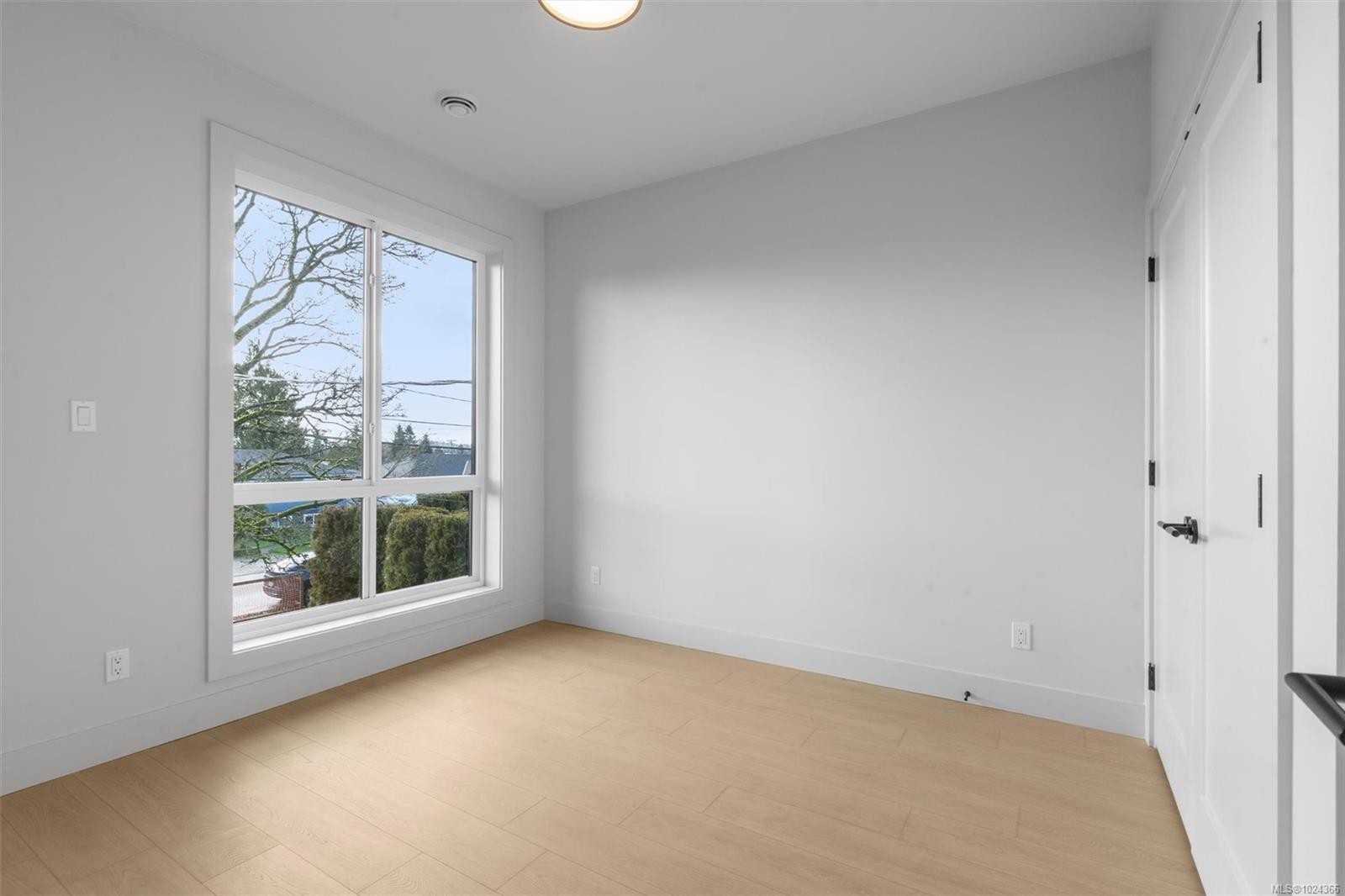 2-588 Whiteside St, Saanich, BC