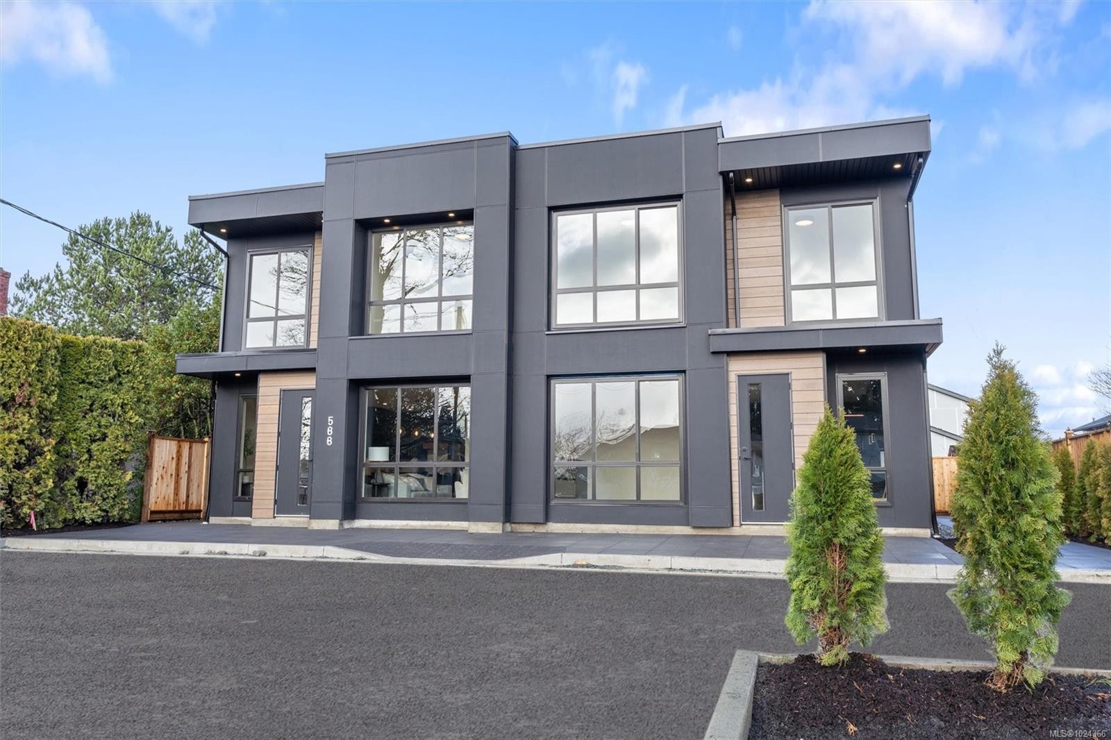 2-588 Whiteside St, Saanich, BC