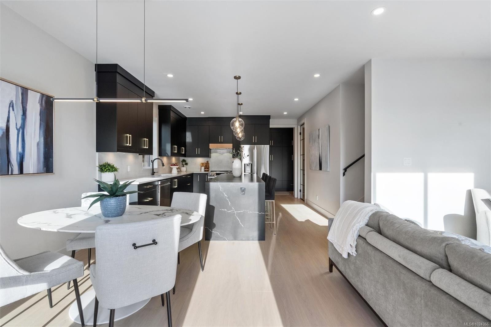 2-588 Whiteside St, Saanich, BC