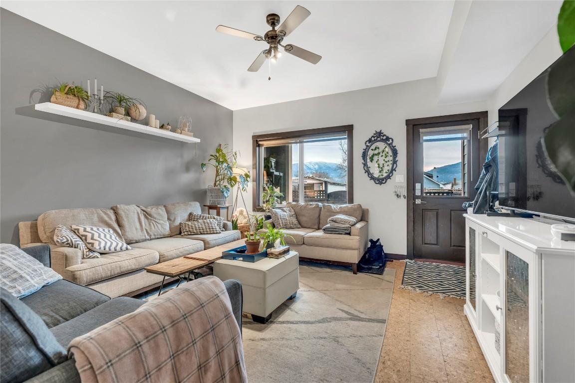 102-653 Papineau Street, Penticton, BC - Indoor Photo Showing Living Room