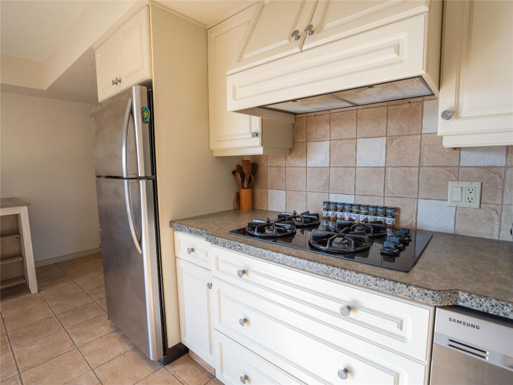 3-6811 Cottonwood Drive, Osoyoos, BC - Indoor Photo Showing Kitchen