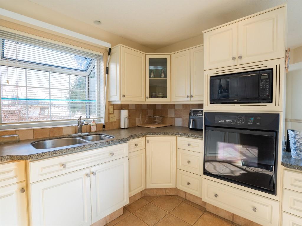 3-6811 Cottonwood Drive, Osoyoos, BC - Indoor Photo Showing Kitchen With Double Sink